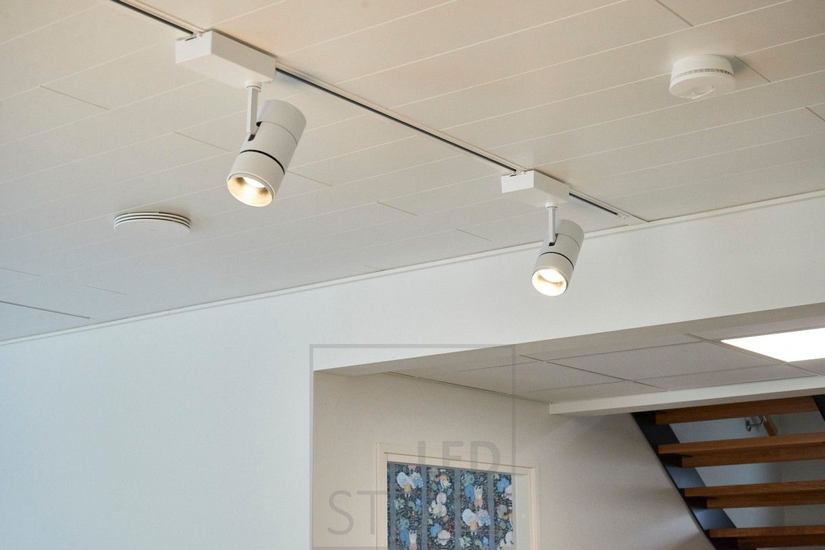 White led track lighting as general lighting in the space. The luminaire is directional, has an adjustable light opening angle and the colour temperature of the light can be selected from a switch on the luminaire body. Ledstore.fi